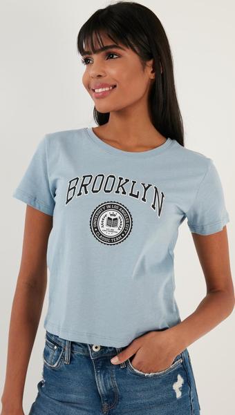 Lela Brooklyn Baskılı Bisiklet Yaka Dar Kesim Bayan T Shirt 5864581 BEBE MAVİ