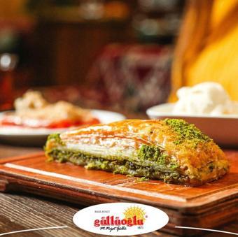 Güllüoğlu Fıstıklı Havuç Dilim Baklava 1 Kg.