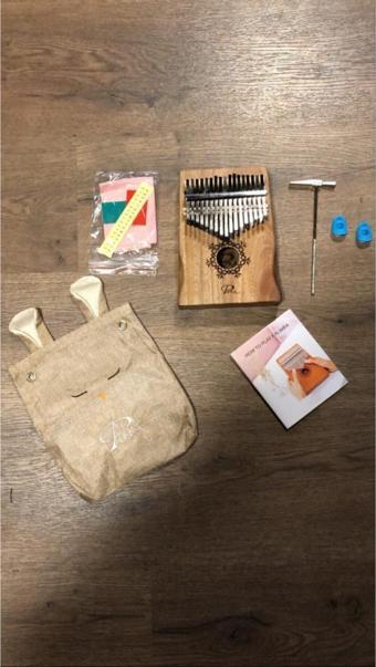 Puka Kalimba Tam Set Koa Ağacı ( Taşıma Çantası, Parmak Penası, Akort Çekici, Sticker, Kitap Hediye)