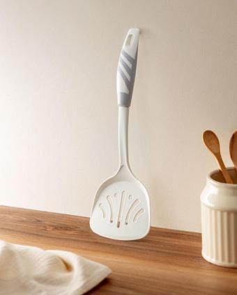 Madame Coco Chase Servis Spatula