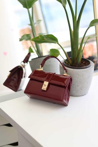 Moom Bag Kadın Bordo Rugan Toka Detaylı Zincirli El Omuz Çantası