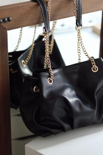 Moom Bag Kadın Siyah Bohça Büzgülü Yumuşak Zincir Detaylı Omuz Çantası