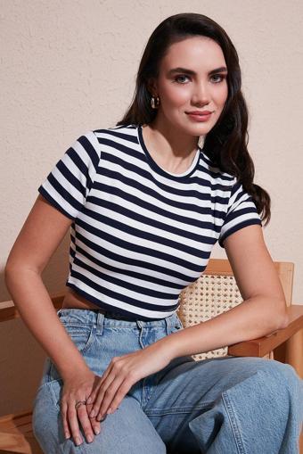 Lela Slim Fit Bisiklet Yaka Çizgili Crop Bayan T Shirt 5866110 LACİVERT