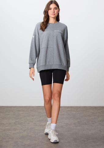 Gri Melanj Kompakt Pamuklu Kalın Pürüzsüz Dokulu O Yaka Oversize Fit Kadın Sweatshirt - 97288