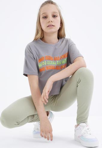 Gri Oversize Renkli Yazı Baskılı Düşük Omuz O Yaka Kız Çocuk Crop T-Shirt  - 75038