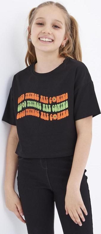 Siyah Oversize Renkli Yazı Baskılı Düşük Omuz O Yaka Kız Çocuk Crop T-Shirt  - 75038