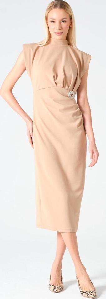Kadın Drape Detaylı Vatkalı Broş Detaylı Elbise