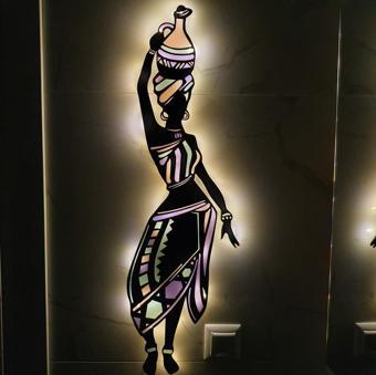 Veraart Epoksili Ahşap Testili Etekli Afirikalı Kadın Figürlü Tablo Duvar Dekorlu Gece Lambası 60 cm