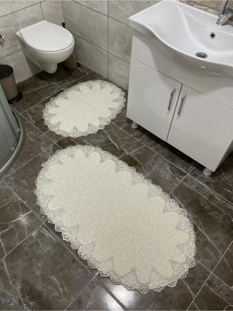 Çalışkan Çeyiz Evi Oval Fransız Dantelli Aplikli Banyo Paspas Seti - Ortası Desensiz 2Li Çeyizlik Set