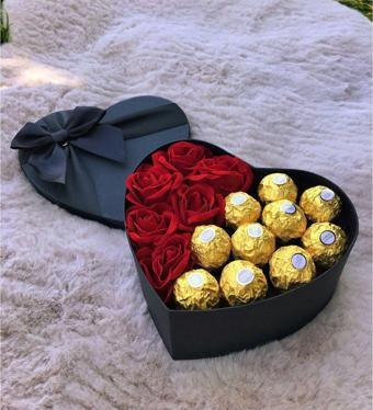 Ferrero Rocher Kalp Kutuda Ferrerro Rocher Çikolata Ve Güller