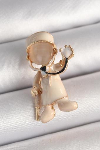 Pirinç Gold Renk Beyaz Mineli Doktor Model Kadın Broş - TJ-BR428