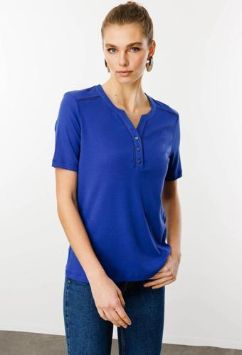 Desen Triko Kadın Omzu ve Yaka Kenarı İşlemeli Pamuklu T-Shirt KMY24004 Saks