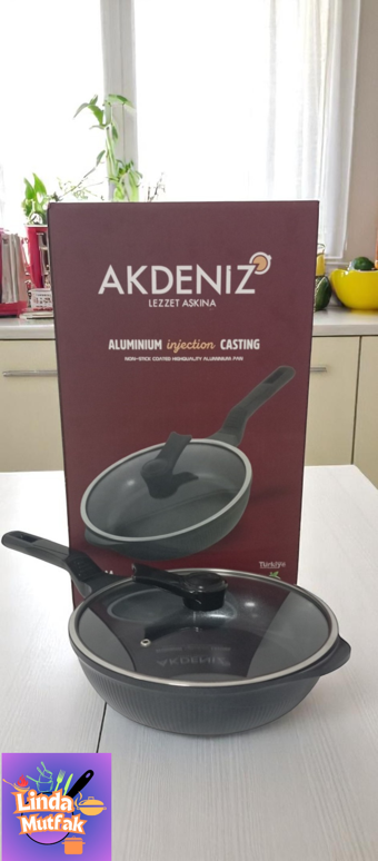Akdeniz 28 Cm Cam Kapaklı Siyah Döküm Derin Tava