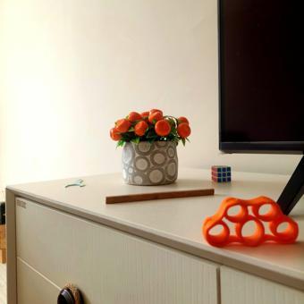 Geometrik Desenli Beton Saksıda Yapay Mandalina Ağacı (13×17cm) – Doğal Görünümlü Dekor