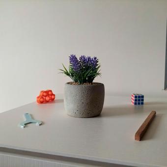 Beton Saksıda Yapay Kır Lavantası (6×18 cm) – Doğal ve Şık Dekoratif Ürün