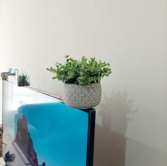 Dekoratif Yapay Sarmaşık Bitki – Mido Geometrik Desenli Beton Saksıda (12×20 cm) - Gri