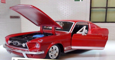 Maisto 1967 Ford Mustang GT 1/24 Kırmızı Model Araba