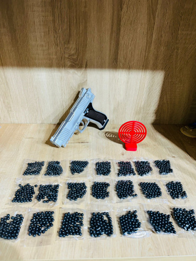 PeriYedi Gümüş Renk Boncuklu Oyuncak Tabanca 1 Adet + 1 Adet Hedef Kırmızı 9 cm + 21 Paket Boncuk