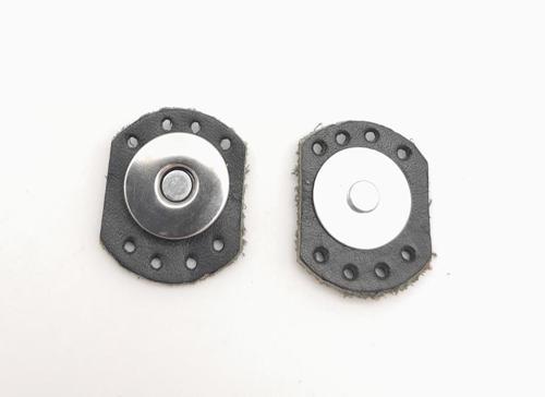 Siyah Renk Gerçek Derili Oval Kenar Mıknatıslı Çıtçıt Gümüş Metalli