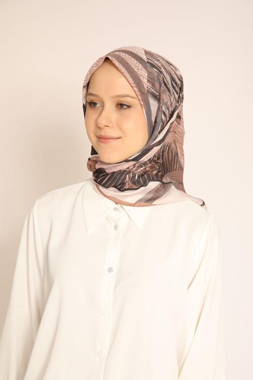 Bej ve Kahve Tonlarında Yılan Derisi Desenli Kadın Soft Eşarp – Modern ve Şık Soft Eşarp Modeli