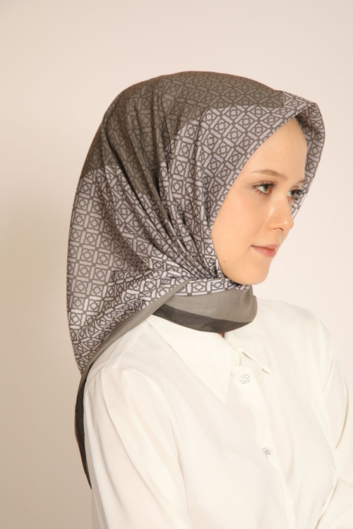 Akel Geometrik Desenli Vizon Renk Eşarp – Modern ve Şık Tasarım