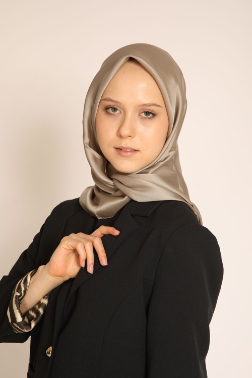 Akel Vizon Düz Kristal Eşarp – Işıltılı ve Yumuşak Doku, Şık ve Modern Stil