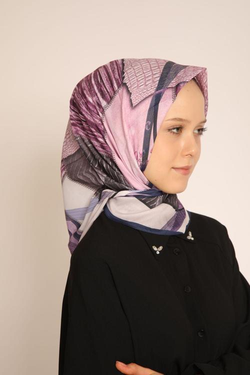 Cesur Desenlerin Zarif Yansıması: Mor ve Pembe Tonlarda Patchwork Eşarp