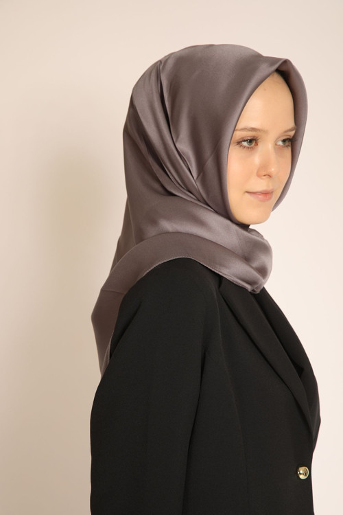 Akel Füme Düz Kristal Eşarp – Işıltılı ve Modern Duruşlu Tok Doku Eşarp Modeli