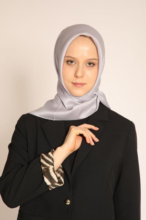 Akel Açık Lila Düz Kristal Eşarp – Hafif Parlak Dokulu, Tok ve Kaymaz Tesettür Eşarp