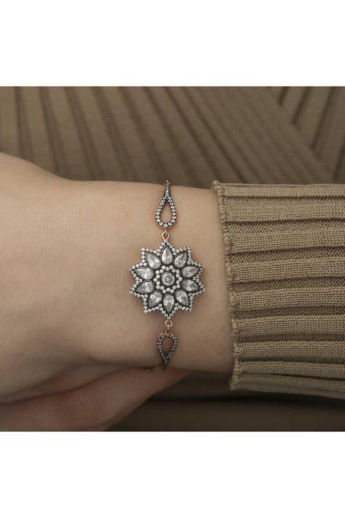 ?Gümüş Çiçek Desenli Elmas Montür Bileklik