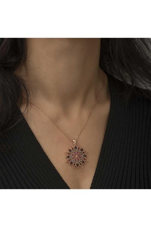 Gümüş Geometrik Desenli Madalyon Kolye