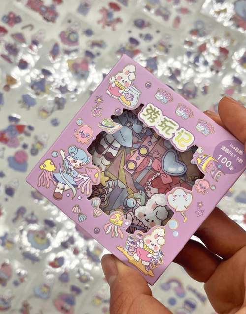 Meraklı Kız ve Tavşancık Uzayda 100 Yaprak Mor Mini Kutu Şeffaf Pet Sticker Seti/ Su Geçirmez