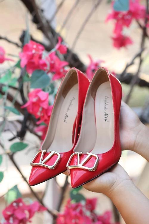 Kadın V Toka Detaylı İnce Topuklu Stiletto Ayakkabı Şık Zarif Tasarım