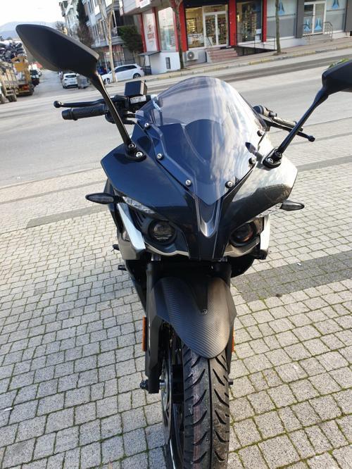 Pulsar RS 200 Siperlik Ön Cam 2015-2025 Model 33cm Füme Renkli 4mm KISA SPOR CAM