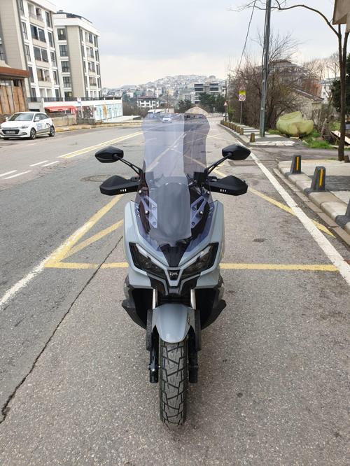 SYM ADX 300 Siperlik Ön Cam 2024-2025 Model 65cm Füme Renkli 4mm ORTA BOYLU CAM