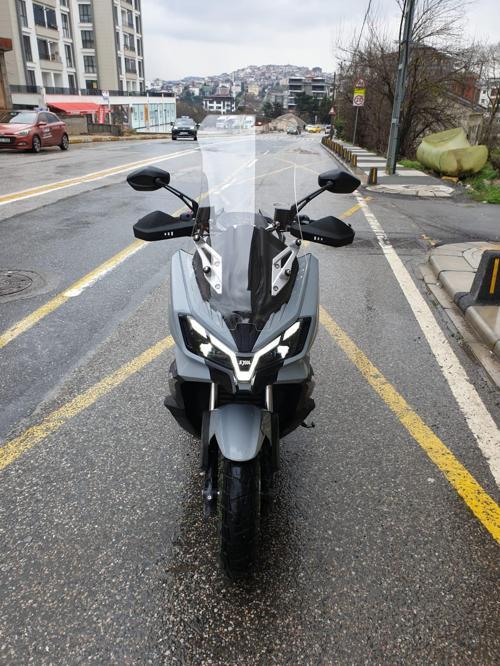 SYM ADX 300 Siperlik Ön Cam 2024-2025 Model 65cm Şeffaf Renkli 4mm ORTA BOYLU CAM
