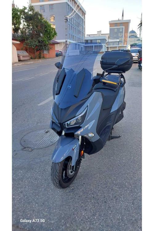 SYM Joymax Z Plus Siperlik Ön Cam 2023-2025 Model 70cm Füme Renkli 4mm