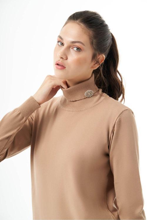 Broş Detaylı Balıkçı Camel Triko Tunik M