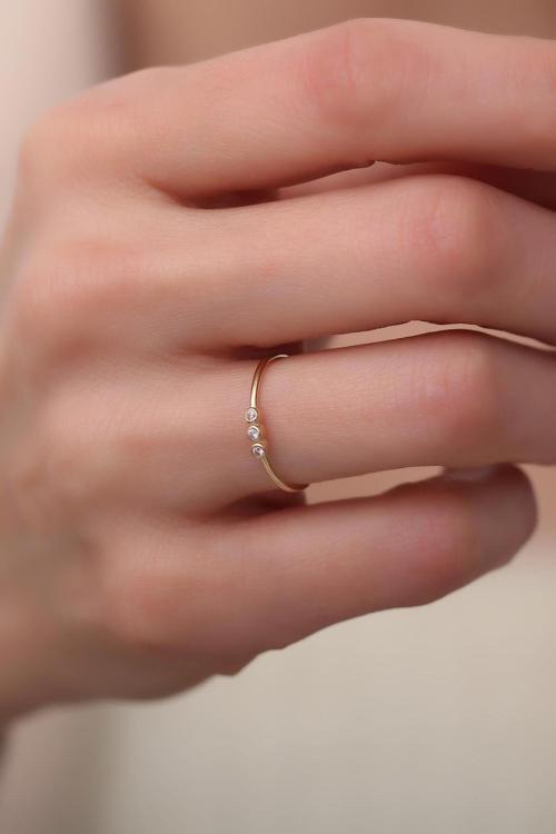 14 Ayar Altın Üç Taşlı Minimal Beyaz Yüzük
