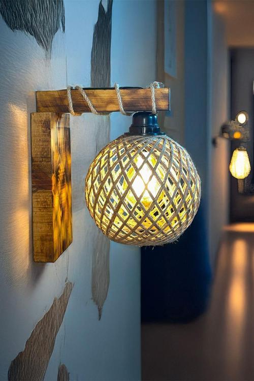Rustik Ahşap Duvar Apliği – Doğal Halat Detaylı, El Yapımı Avize, Dekoratif Yatak Odası Lambası