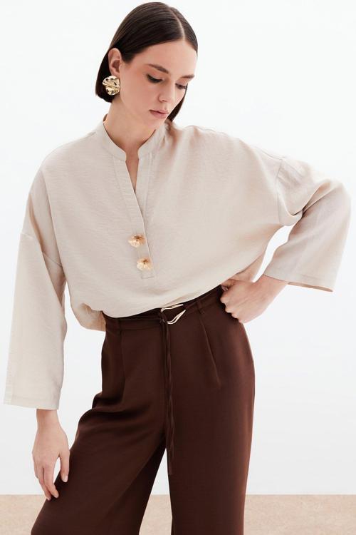 Çiçek Aksesuarlı Keten Bluz - Taş