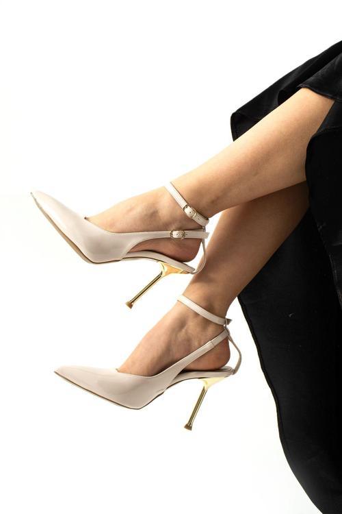 Krem Rugan Stiletto Kadın Ayakkabı, Altın Topuklu, Bilekten Bağlı Tokalı, Sivri Burun, Şık Stiletto