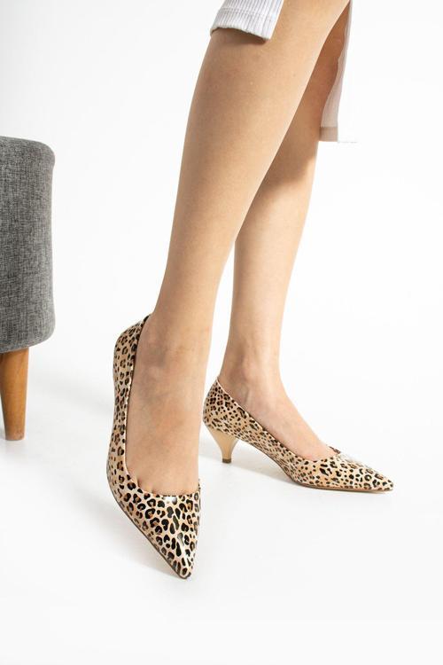 Parlak Rugan Bej Leopar Desen 5Cm Topuk Sivri Burun Kadın Stiletto Günlük Rahat Kalıp Ayakkabı