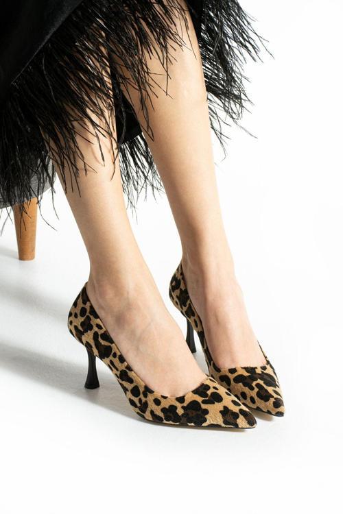 Leopar Desenli Tay Tüyü Sivri Burun Stiletto – Cesur Ve Şık Adımların Vazgeçilmez Tamamlayıcısı!