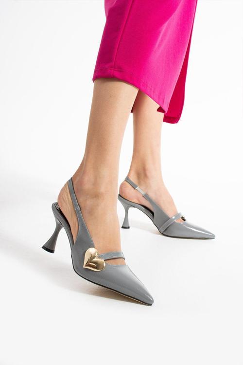 Şık Gri Kalp Tokalı Kadın Topuklu Ayakkabı Rugan Görünümlü Vegan Deri Rahat 7Cm Stiletto