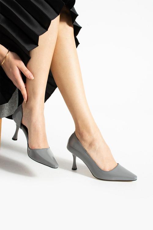 Gri Kırışık Parlak Vegan Deri Kare Burun 7 Cm Topuklu Kadın Ayakkabı | Rahat, Şık, Özel Gün Stil