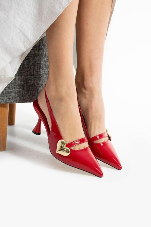 Şık Kırmızı Kalp Tokalı Kadın Topuklu Ayakkabı Rugan Görünümlü Vegan Deri Rahat 7Cm Stiletto