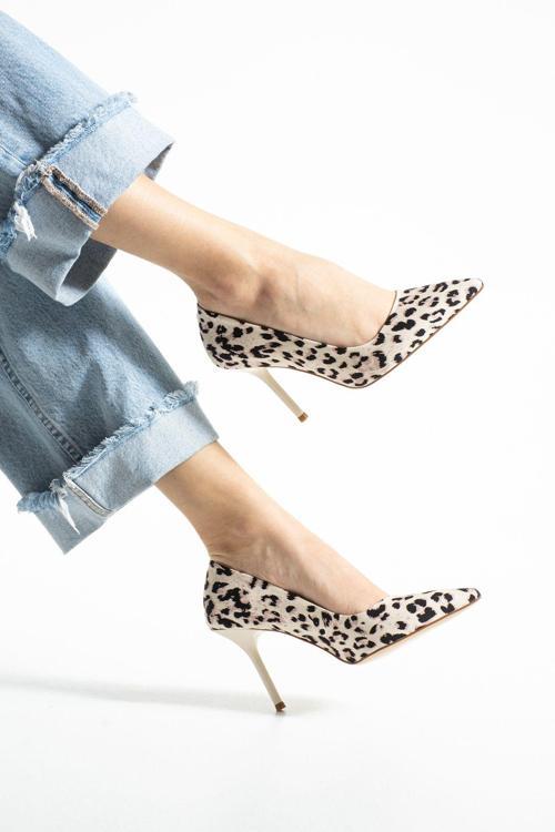 Bej Leopar Desenli Vegan Deri Stiletto–Sivri Burun, 9Cm İnce Topuk, Şık Ve Konforlu Kadın Ayakkabı