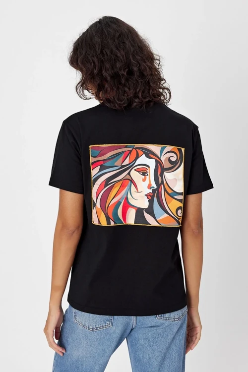 Yapay Zeka Tasarım Sırt Aplike Özel Baskılı %100 Pamuklu Penye Regular Fit T-shirt (pikasso)