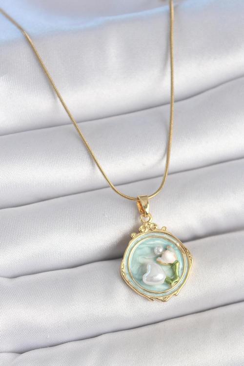 316L Çelik Gold Renk Zincir Turkuaz Mineli İncili Çiçek İşlemeli Portre Model Kadın Kolye SL11685